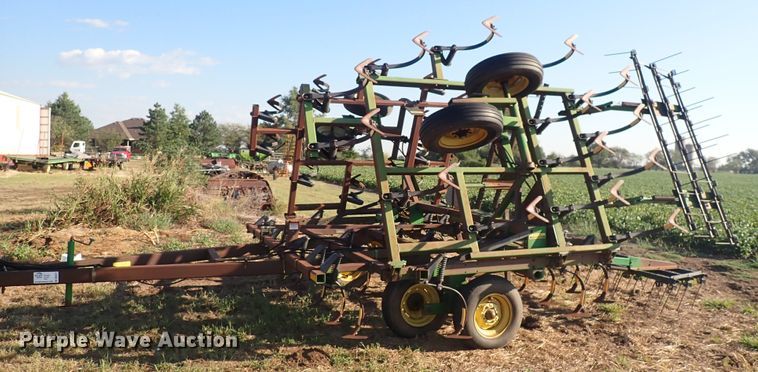 image for item DN2077 John Deere 960  field cultivator