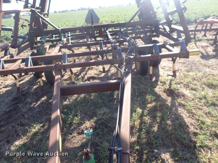 image for item DN2077 John Deere 960  field cultivator