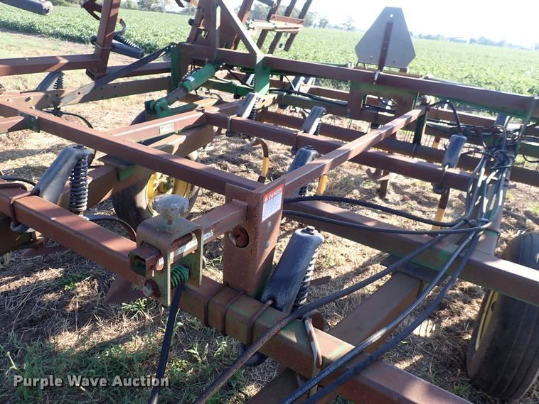 image for item DN2077 John Deere 960  field cultivator