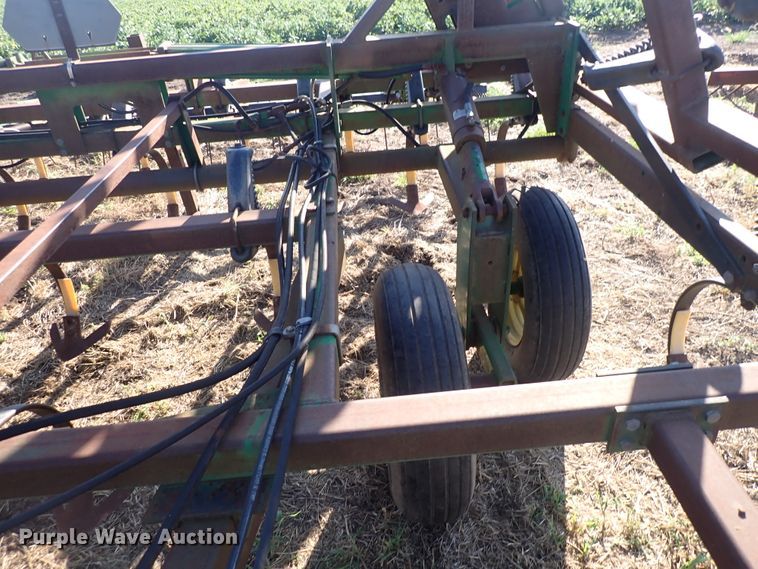 image for item DN2077 John Deere 960  field cultivator