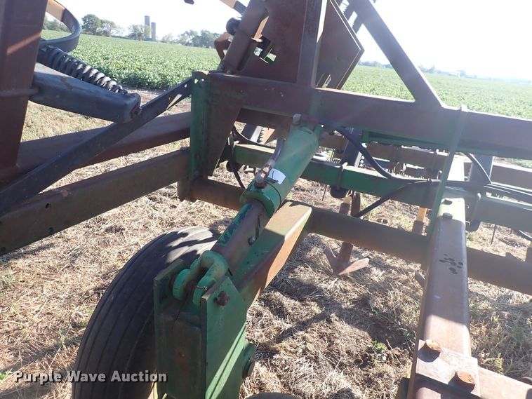 image for item DN2077 John Deere 960  field cultivator