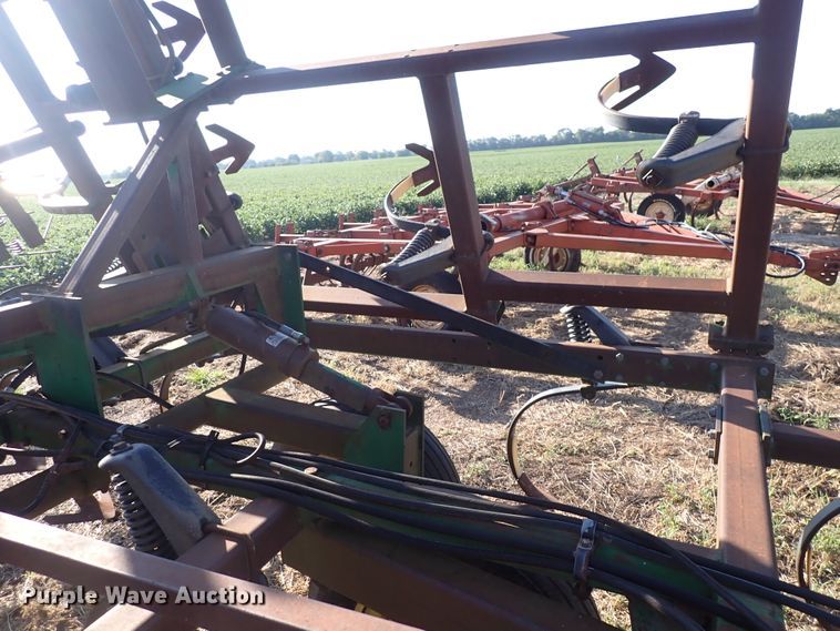 image for item DN2077 John Deere 960  field cultivator