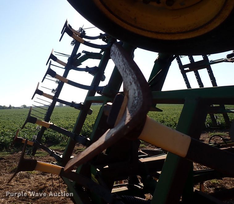 image for item DN2077 John Deere 960  field cultivator