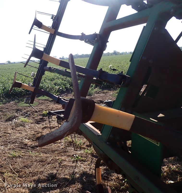image for item DN2077 John Deere 960  field cultivator
