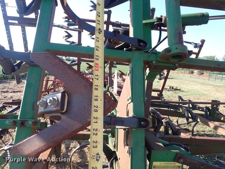 image for item DN2077 John Deere 960  field cultivator