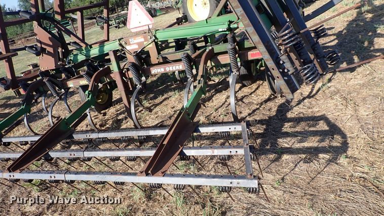 image for item DN2077 John Deere 960  field cultivator