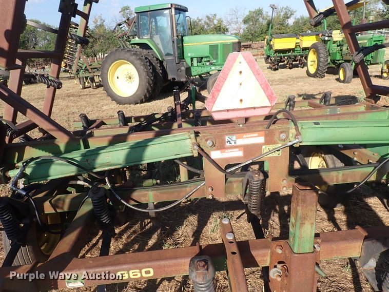 image for item DN2077 John Deere 960  field cultivator