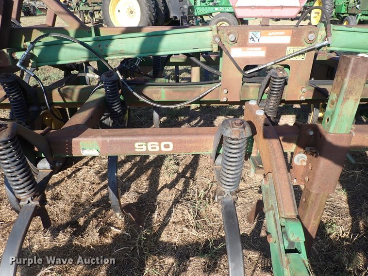 image for item DN2077 John Deere 960  field cultivator