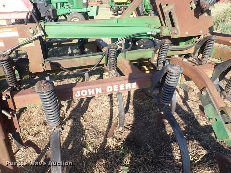 image for item DN2077 John Deere 960  field cultivator