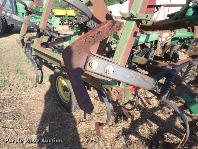 image for item DN2077 John Deere 960  field cultivator