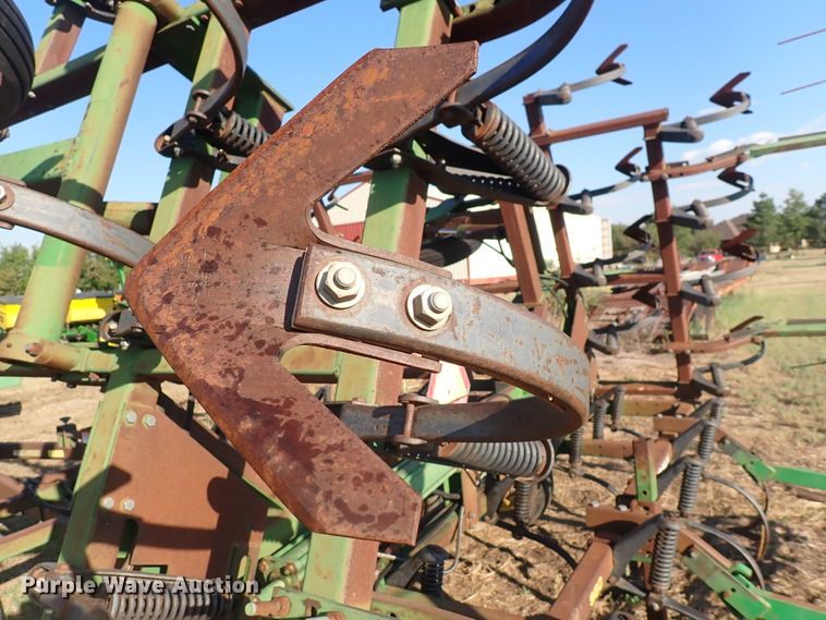 image for item DN2077 John Deere 960  field cultivator