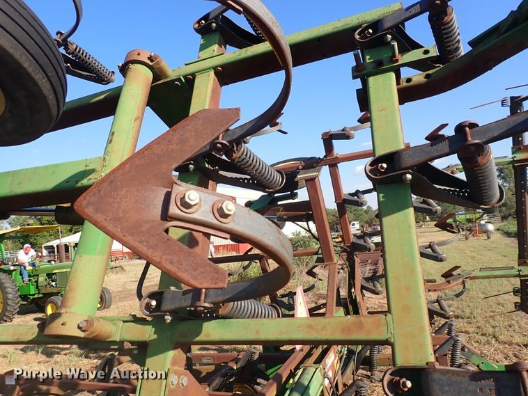 image for item DN2077 John Deere 960  field cultivator