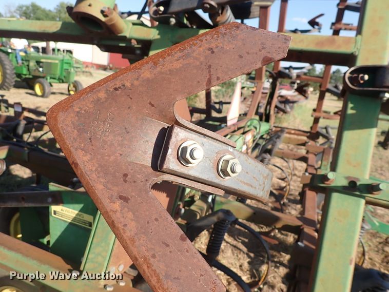 image for item DN2077 John Deere 960  field cultivator