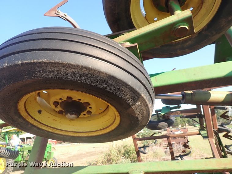 image for item DN2077 John Deere 960  field cultivator