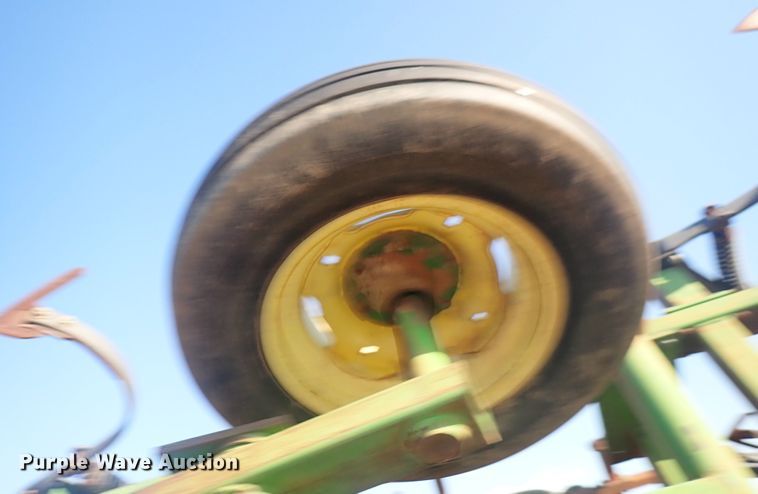 image for item DN2077 John Deere 960  field cultivator