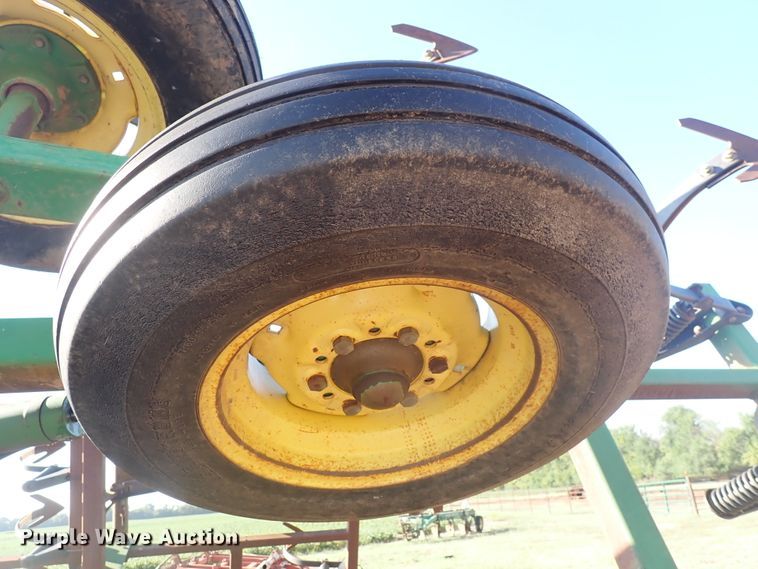 image for item DN2077 John Deere 960  field cultivator