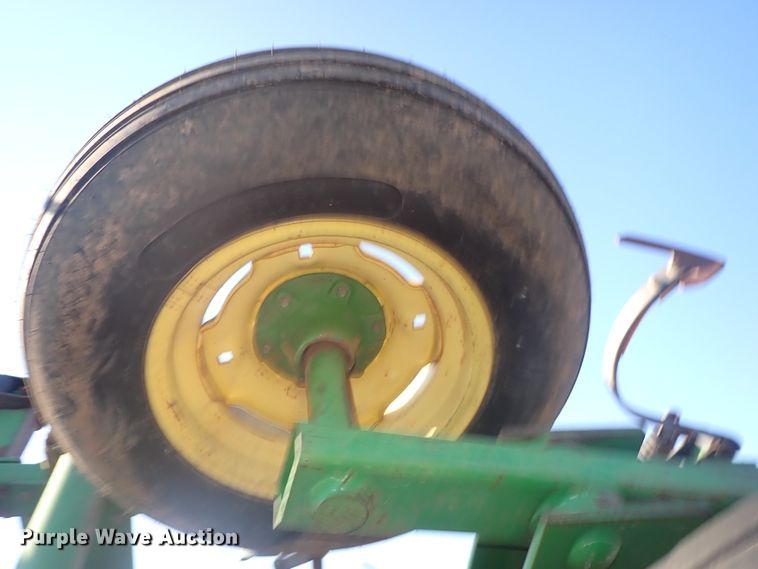 image for item DN2077 John Deere 960  field cultivator