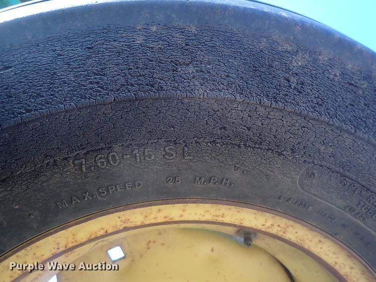 image for item DN2077 John Deere 960  field cultivator