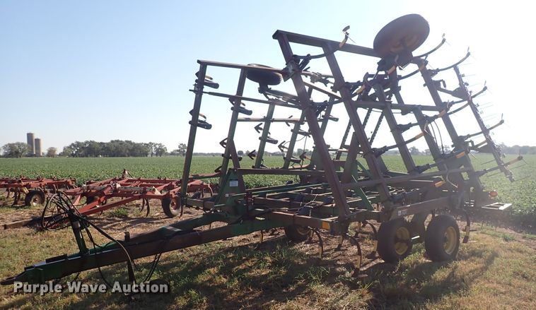 image for item DN2078 John Deere 980  field cultivator