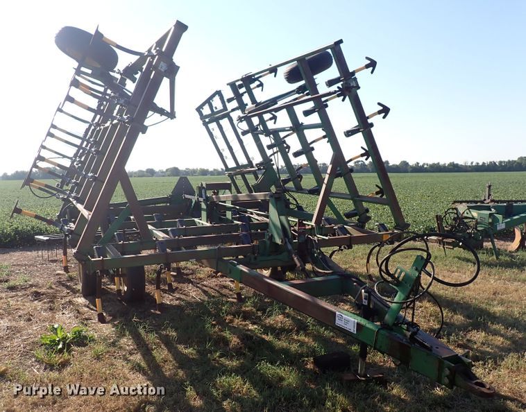 image for item DN2078 John Deere 980  field cultivator