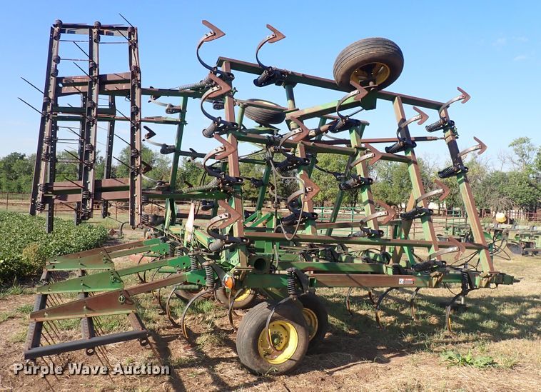 image for item DN2078 John Deere 980  field cultivator