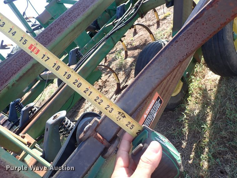 image for item DN2078 John Deere 980  field cultivator