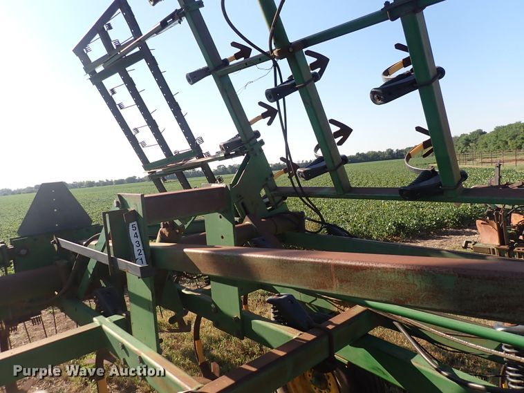 image for item DN2078 John Deere 980  field cultivator