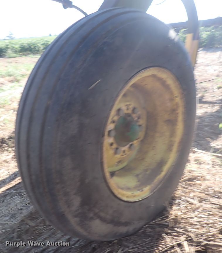 image for item DN2078 John Deere 980  field cultivator