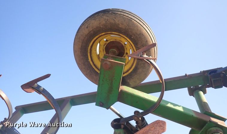 image for item DN2078 John Deere 980  field cultivator