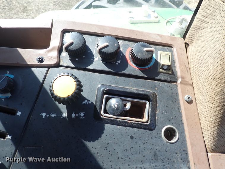 image for item DN2079 1996 John Deere 7800  tractor