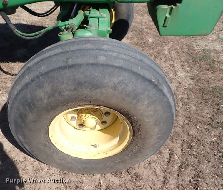 image for item DN2079 1996 John Deere 7800  tractor