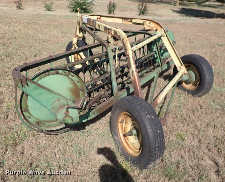 image for item DN2099 John Deere 640  hay rake