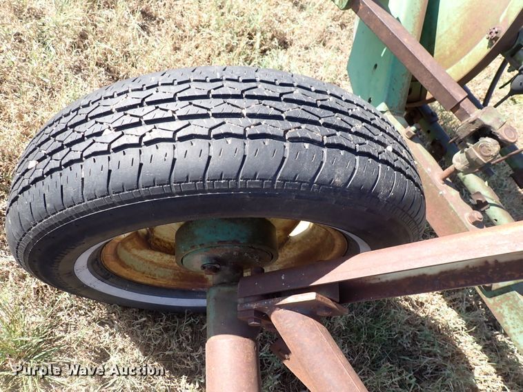 image for item DN2099 John Deere 640  hay rake