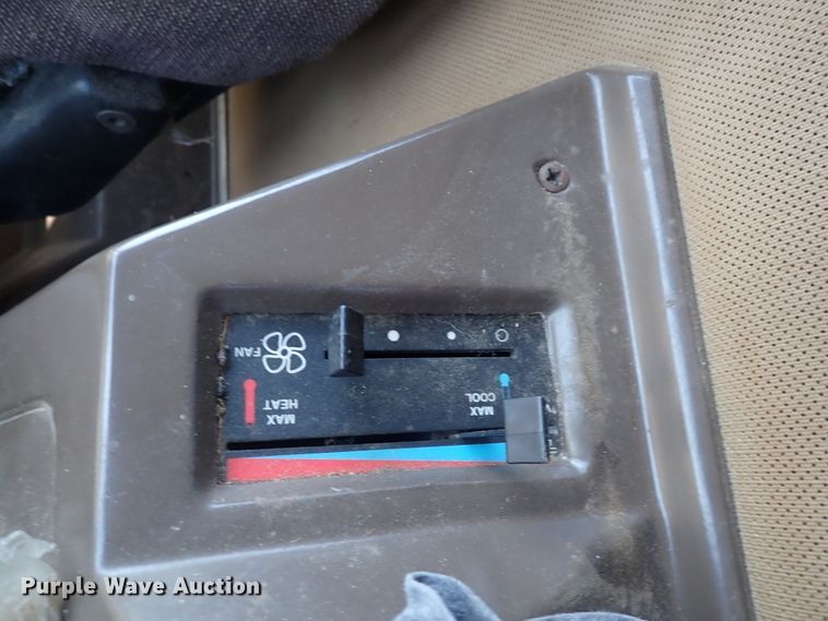 image for item DN2103 1995 John Deere 9500  combine