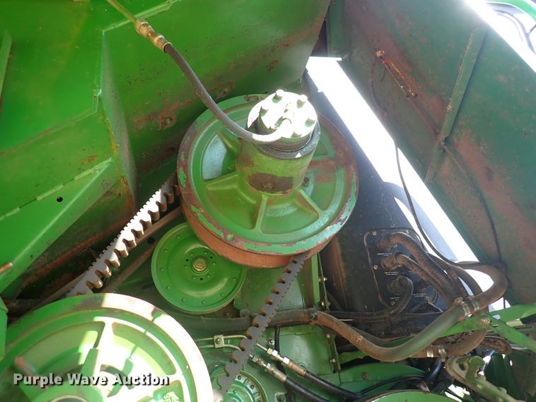 image for item DN2103 1995 John Deere 9500  combine