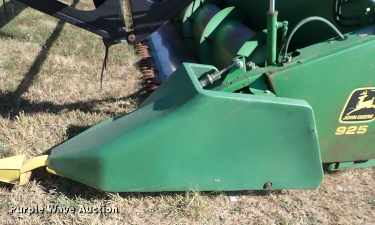 image for item DN2104 1997 John Deere 925  flex head