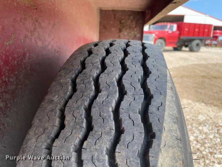 image for item JQ9572 2014 Kodiak Travel  livestock trailer