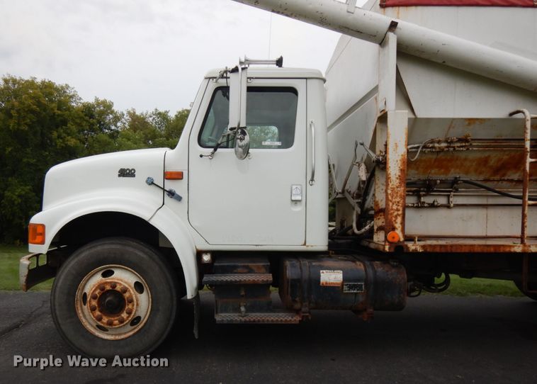 image for item KK9038 1997 International 4900  grain truck