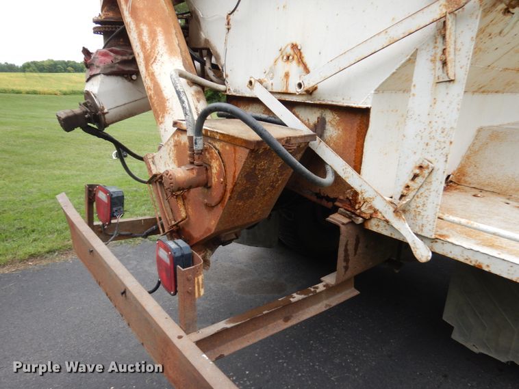 image for item KK9038 1997 International 4900  grain truck