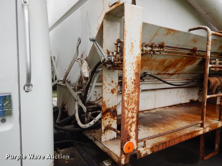 image for item KK9038 1997 International 4900  grain truck