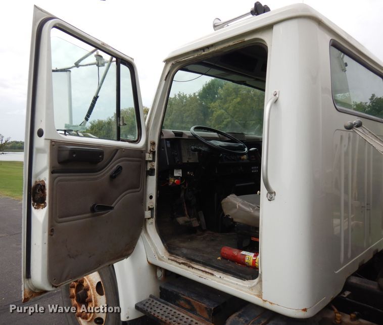 image for item KK9038 1997 International 4900  grain truck