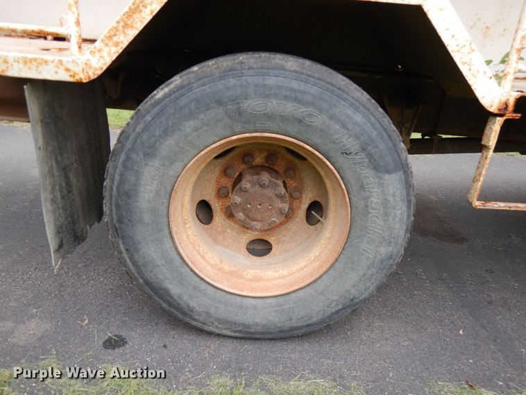 image for item KK9038 1997 International 4900  grain truck