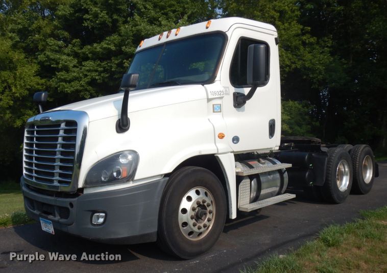 image for item IL9876 2015 Freightliner Cascadia 125  semi truck