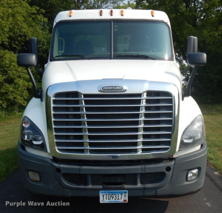 image for item IL9876 2015 Freightliner Cascadia 125  semi truck