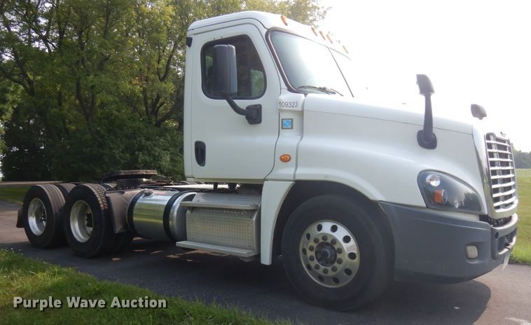 image for item IL9876 2015 Freightliner Cascadia 125  semi truck