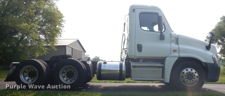 image for item IL9876 2015 Freightliner Cascadia 125  semi truck