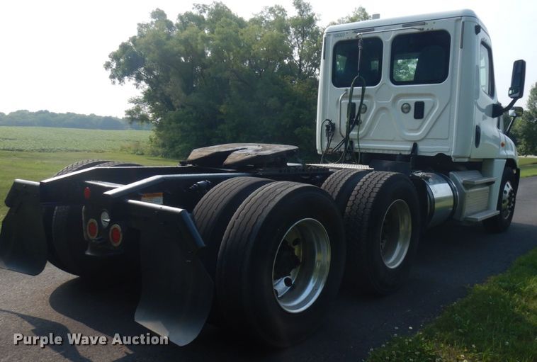 image for item IL9876 2015 Freightliner Cascadia 125  semi truck