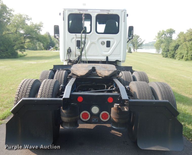 image for item IL9876 2015 Freightliner Cascadia 125  semi truck