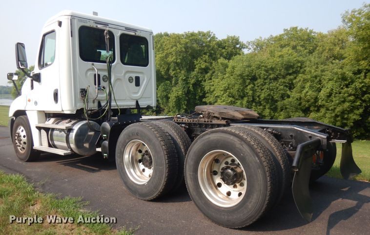 image for item IL9876 2015 Freightliner Cascadia 125  semi truck