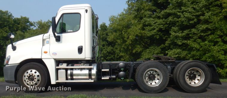 image for item IL9876 2015 Freightliner Cascadia 125  semi truck